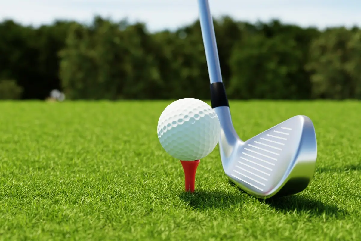Golf in Scarborough: cliff-top hole at South Cliff Golf Club overlooking the sea